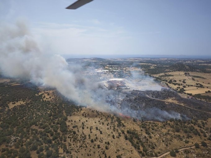 Çanakkale’de tarım arazisinde çıkan ve ormanlık alana sıçrayan yangın kontrol altına alındı