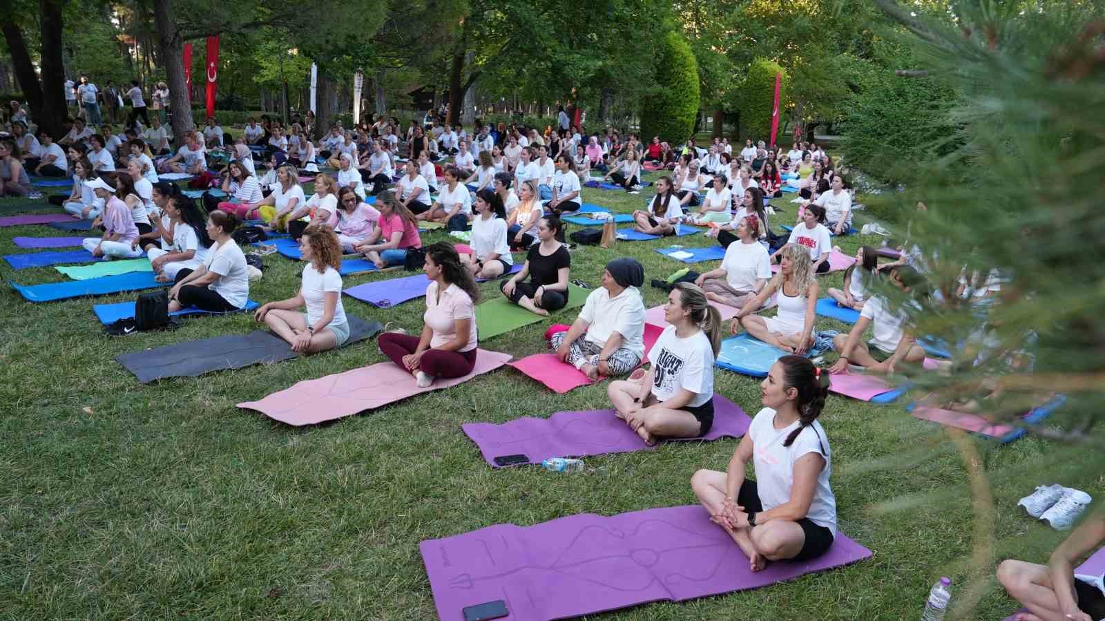 Denizli&rsquo;de 300 kadın aynı anda yoga yaptı

