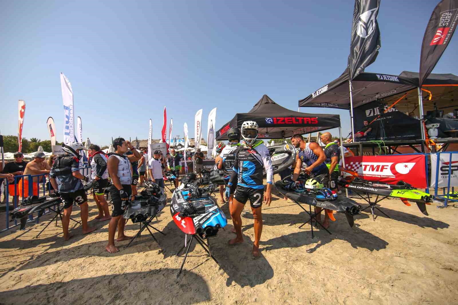 D&uuml;nya Motosurf Şampiyonası &Ccedil;eşme&rsquo;de renkli g&ouml;r&uuml;nt&uuml;lerle start aldı
