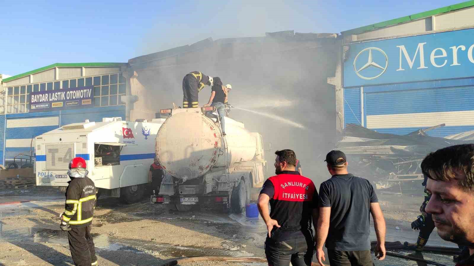 Hırdavat deposunda &ccedil;ıkan yangına TOMA ile m&uuml;dahale edildi
