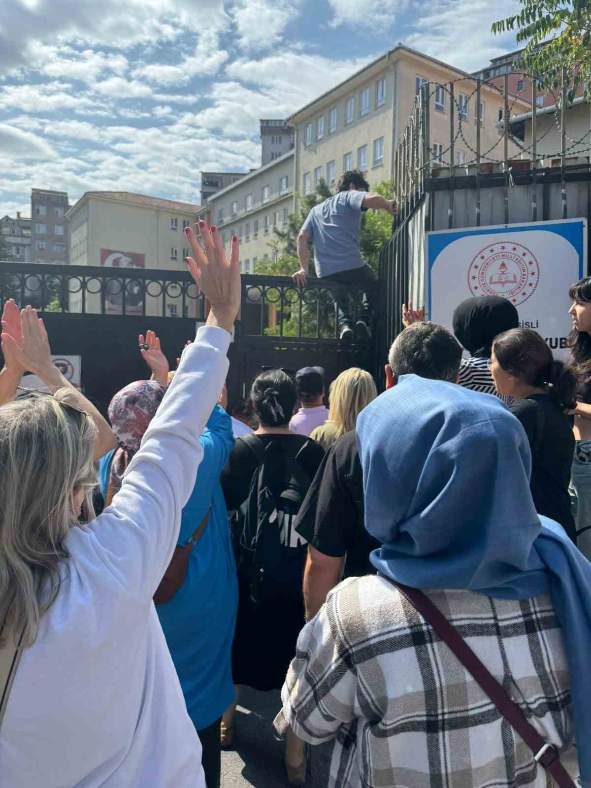 Sınava 1 dakika geç kaldıkları için alınmayan gençler okulun duvarından atladı
