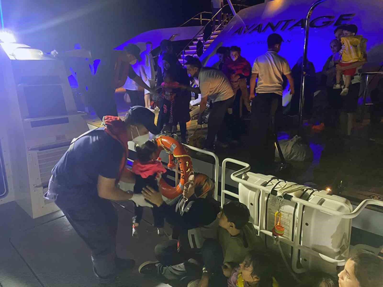 Fethiye açıklarında arızalanan lastik bottaki düzensiz göçmenler kurtarıldı