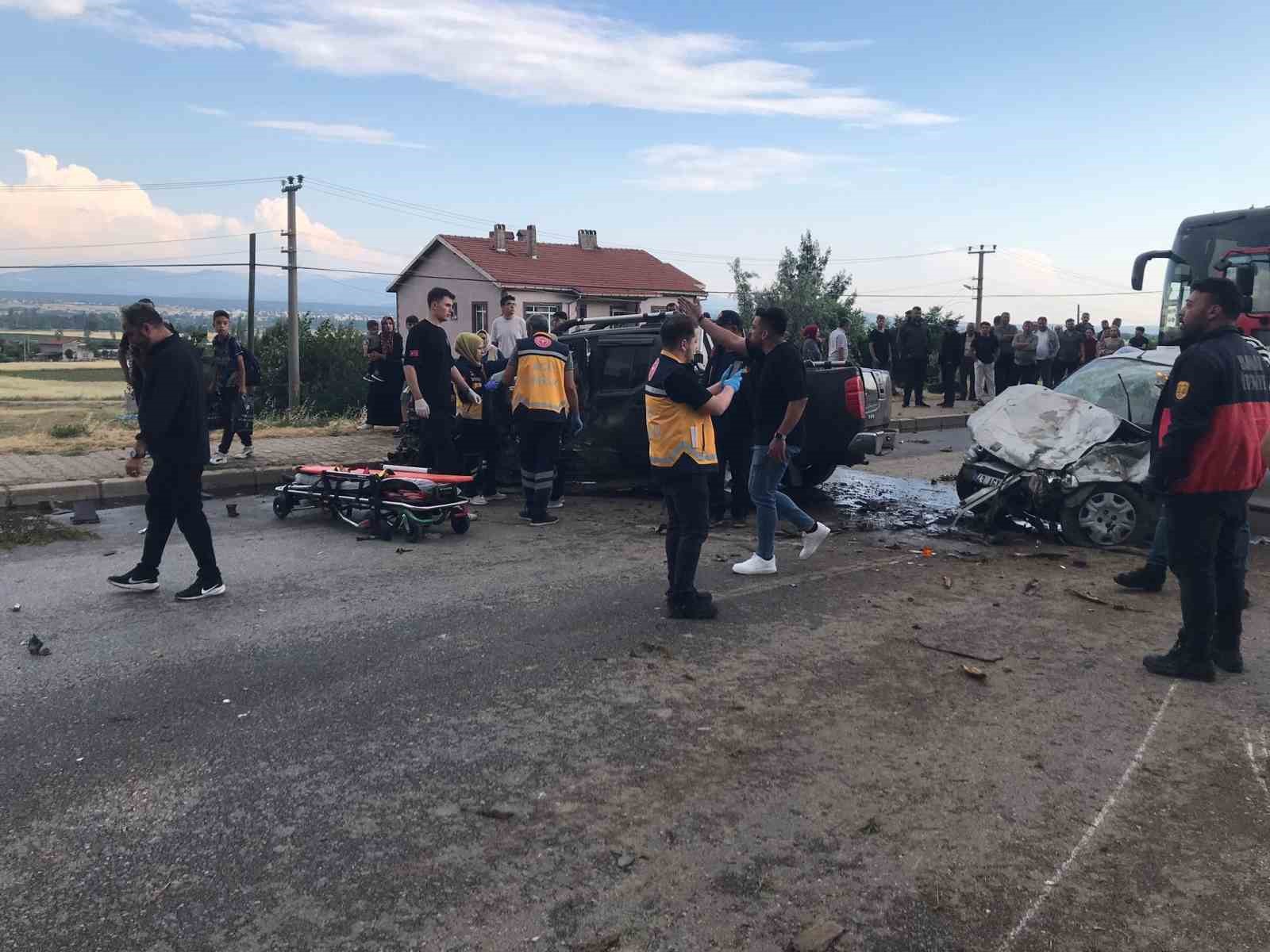 İki ara&ccedil; kafa kafaya &ccedil;arpıştı: 1 &ouml;l&uuml; 1 yaralı
