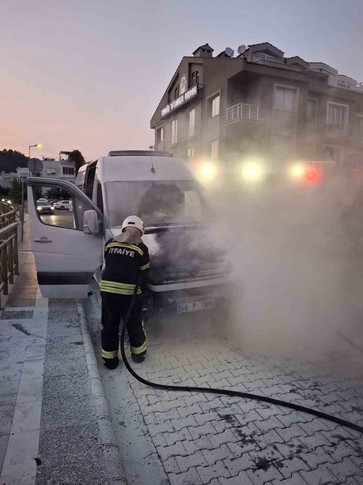 Marmaris&rsquo;te minib&uuml;s yandı, can kaybı ve yaralı yok

