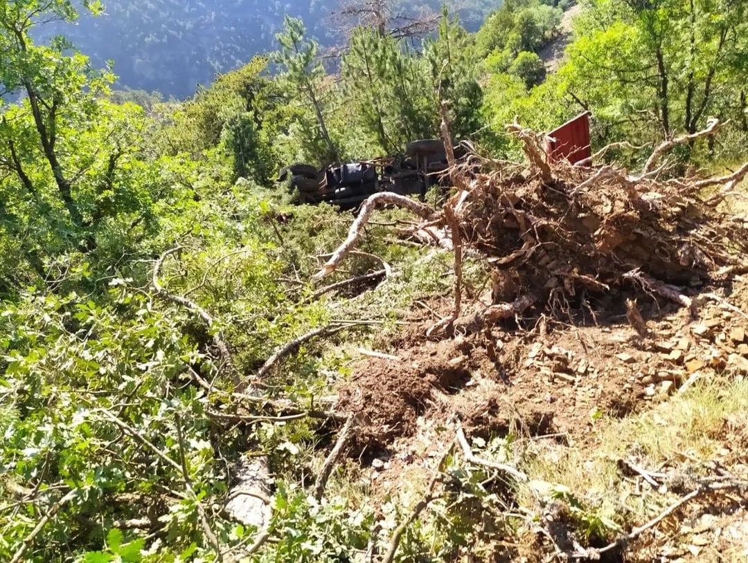 Nallıhan’da freni boşalan itfaiye aracı uçuruma yuvarlandı