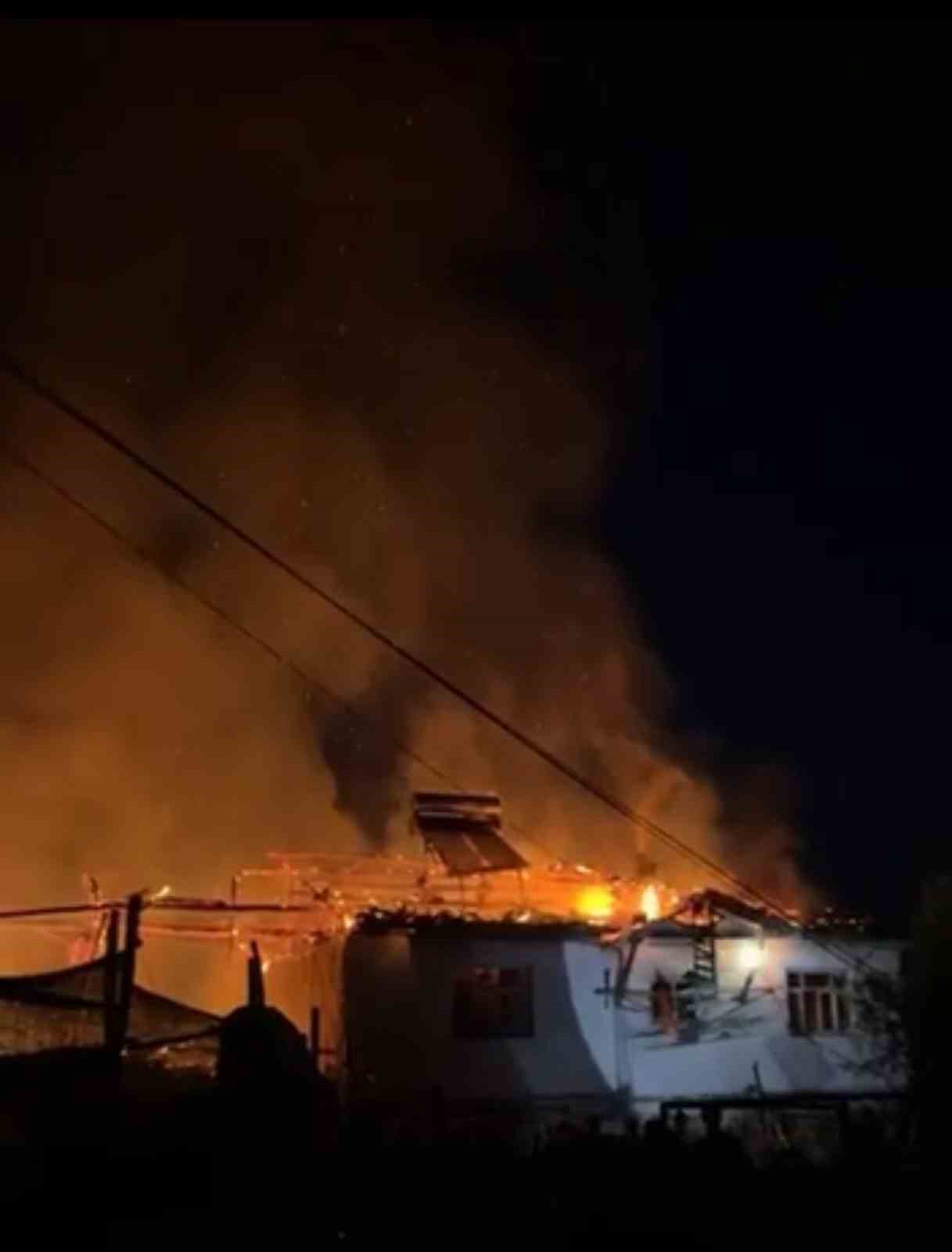 Zile’de köy evi çıkan yangında küle döndü