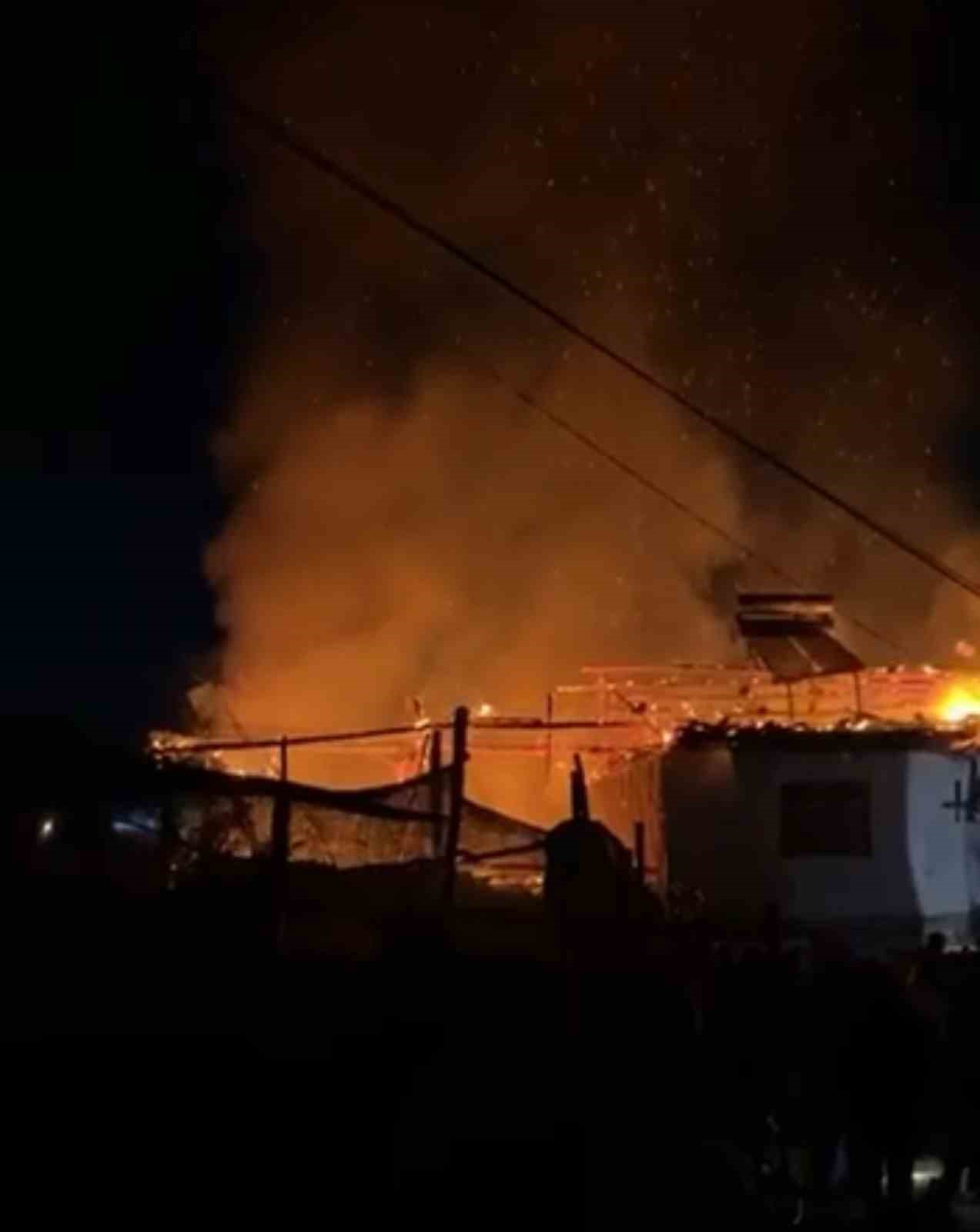 Zile’de köy evi çıkan yangında küle döndü