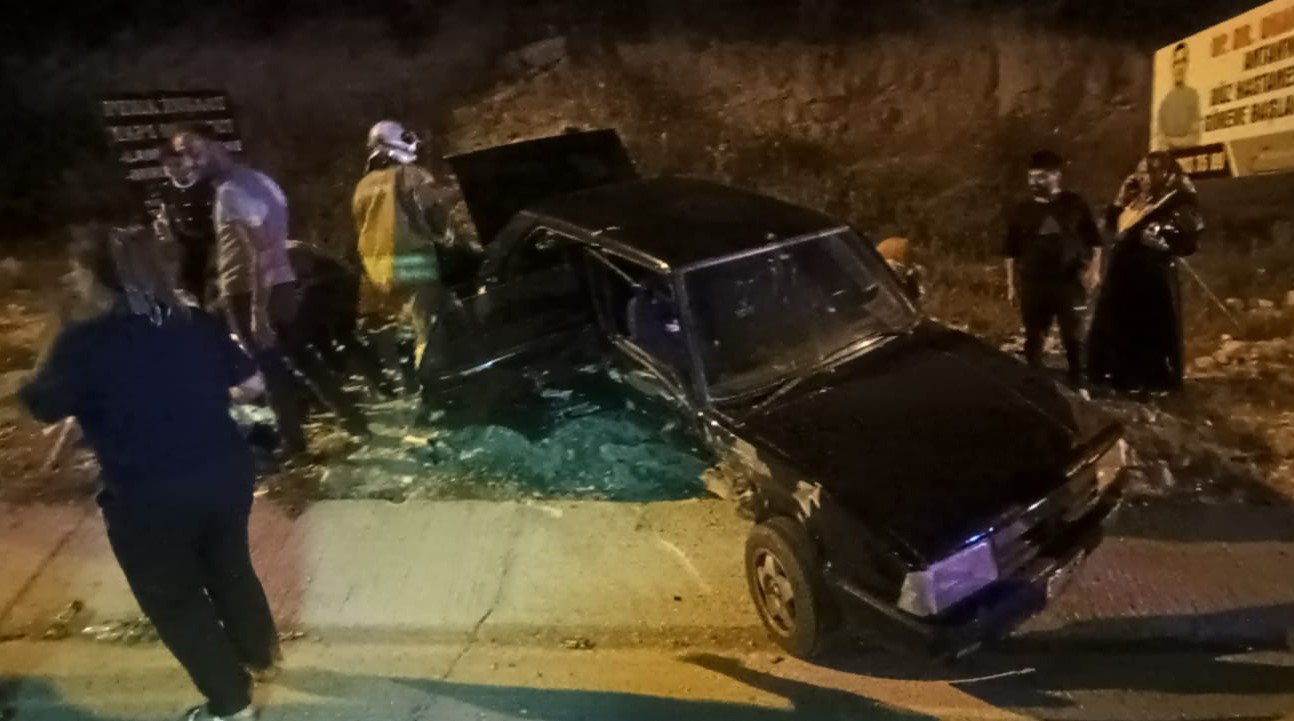 Hatay’da iki otomobil çarpıştı: 6 yaralı