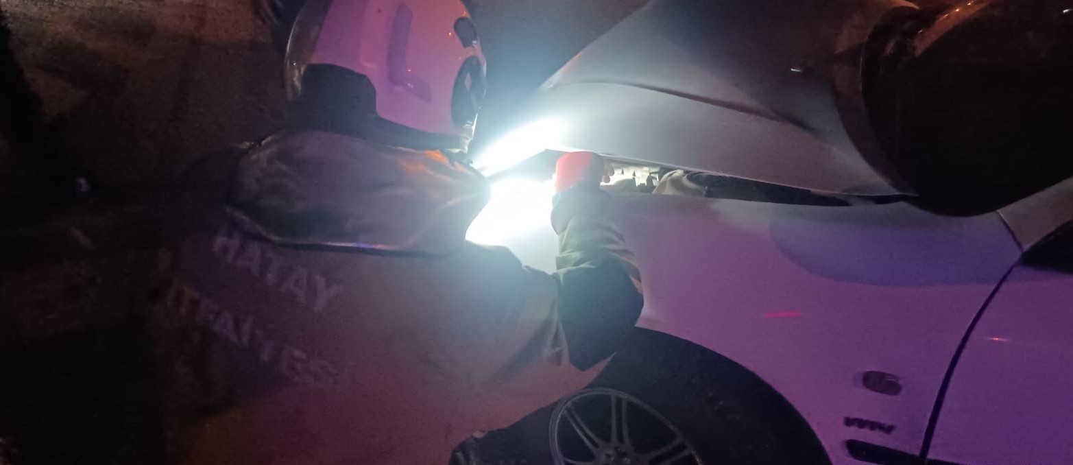 Hatay&rsquo;da iki otomobil &ccedil;arpıştı: 6 yaralı
