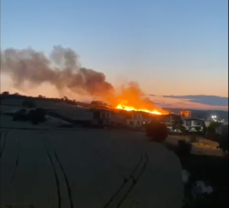 D&uuml;ğ&uuml;nde atılan havai fişek buğday tarlasını k&uuml;le &ccedil;evirdi
