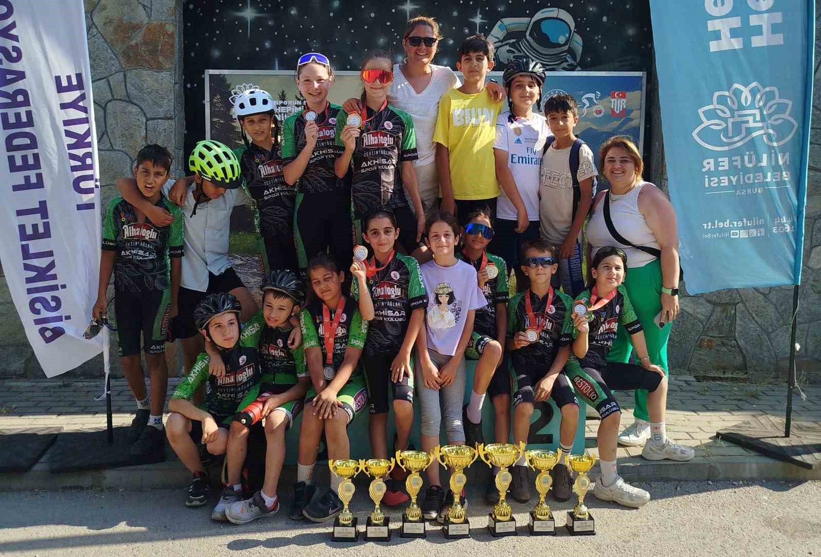 Akhisarlı bisikletçiler Bursa’da göz doldurdu