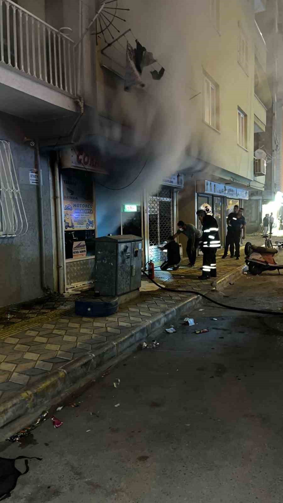 İskenderun’da motosiklet tamir atölyesinde yangın çıktı