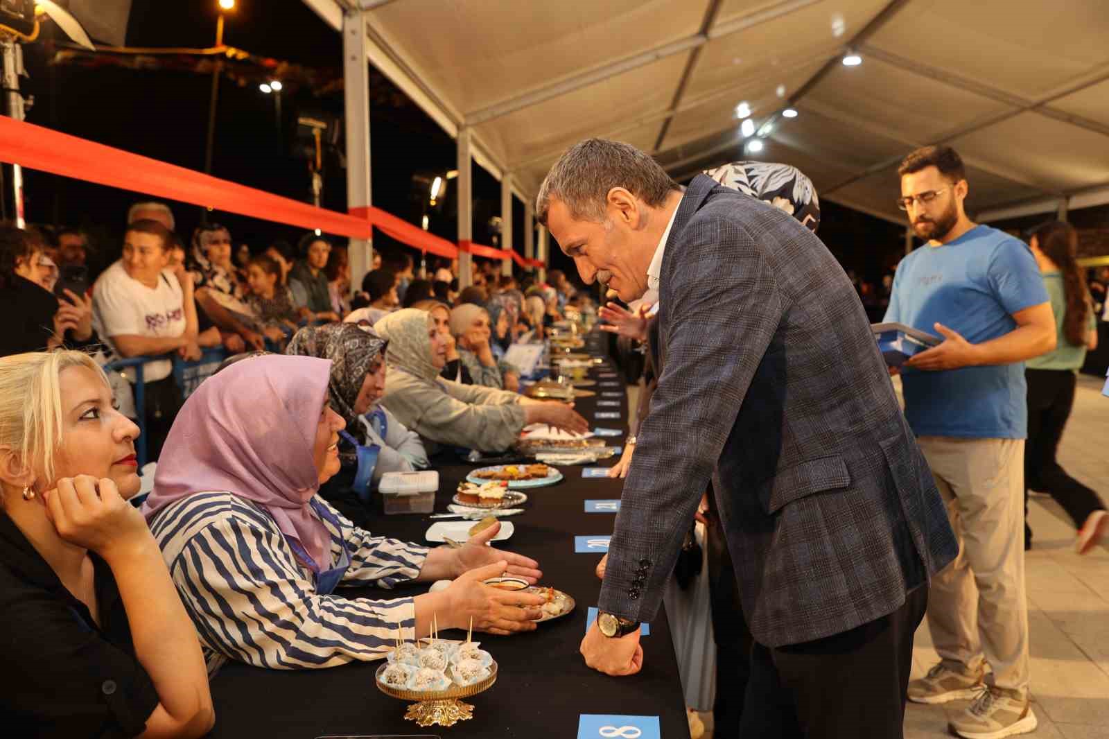 Zeytinburnu Belediyesi’nin düzenlediği 26’ncı Merkezefendi Geleneksel Tıp Festivali renkli görüntülere sahne oldu