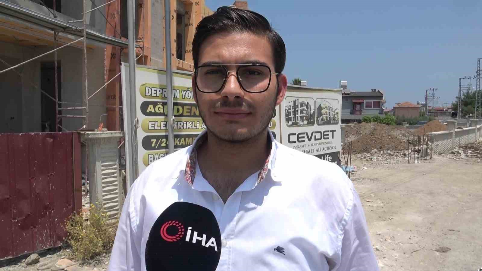 Deprem konutlarının inşasında çalışan işçilere yapılan davullu zurnalı sürpriz ilgi odağı oldu