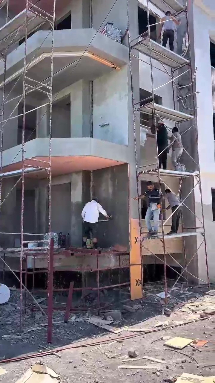 Deprem konutlarının inşasında çalışan işçilere yapılan davullu zurnalı sürpriz ilgi odağı oldu
