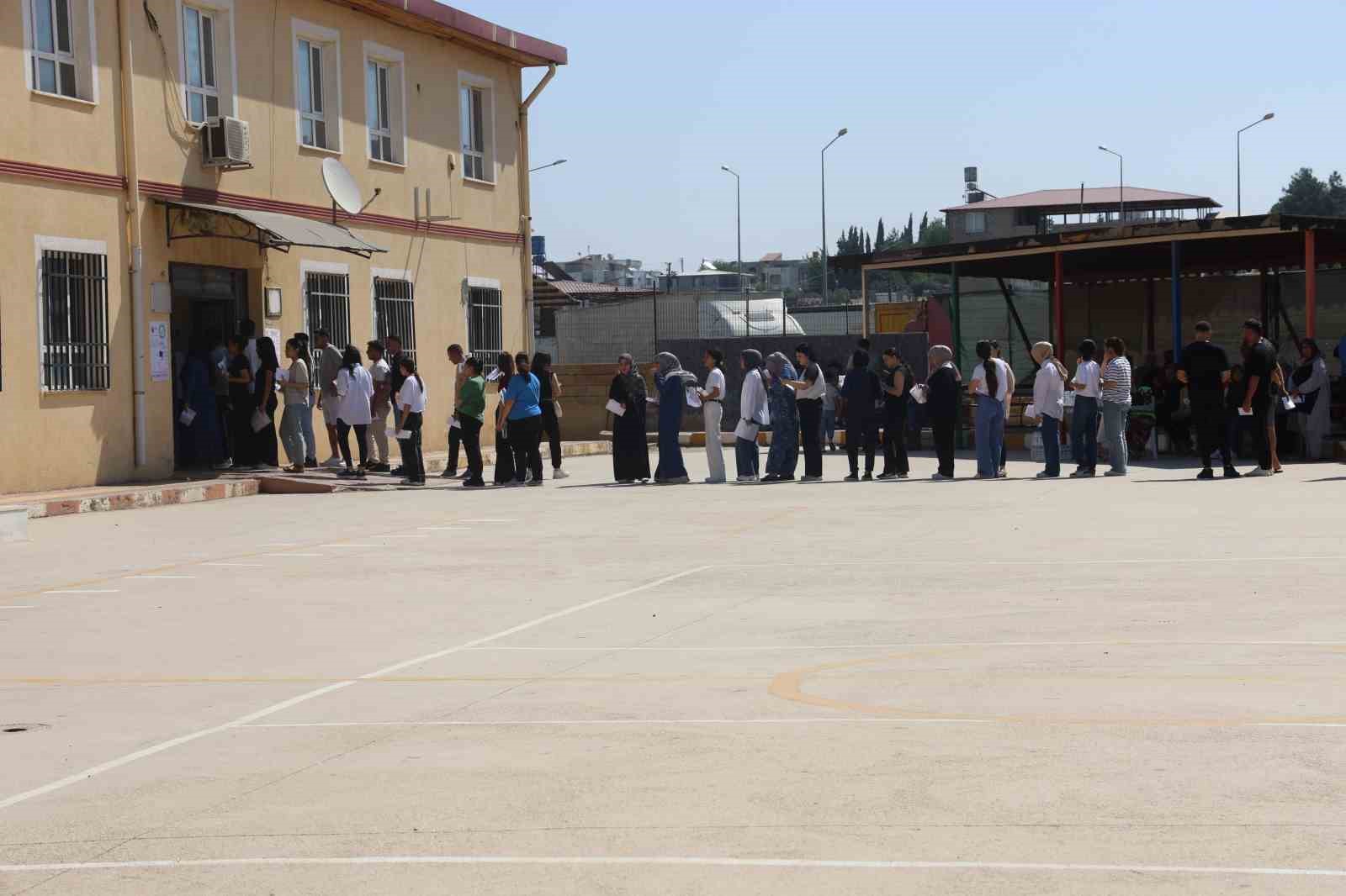 Karı, koca &ccedil;ift el ele girdikleri sınav merkezinde yan yana sınıflarda &uuml;niversite hayali i&ccedil;in ter d&ouml;kt&uuml;ler
