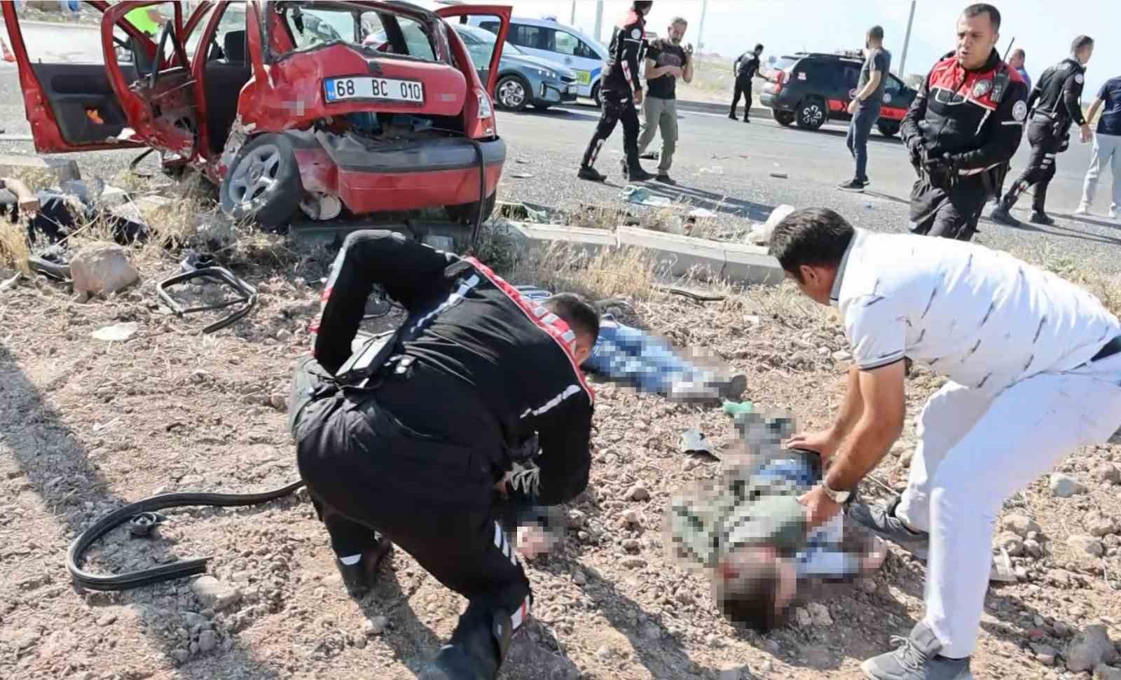 Aksaray’da hafif ticari araçla otomoblin çarpıştığı kazada ilk belirlemelere göre 1 kişi öldü 8 kişi de yaralandı. Yaralıların refüje savrulduğu olay yerinde saglık ekipleri zamanla yarışırken, yaralılar ambulanslarla hastaneye kaldırılıyor.