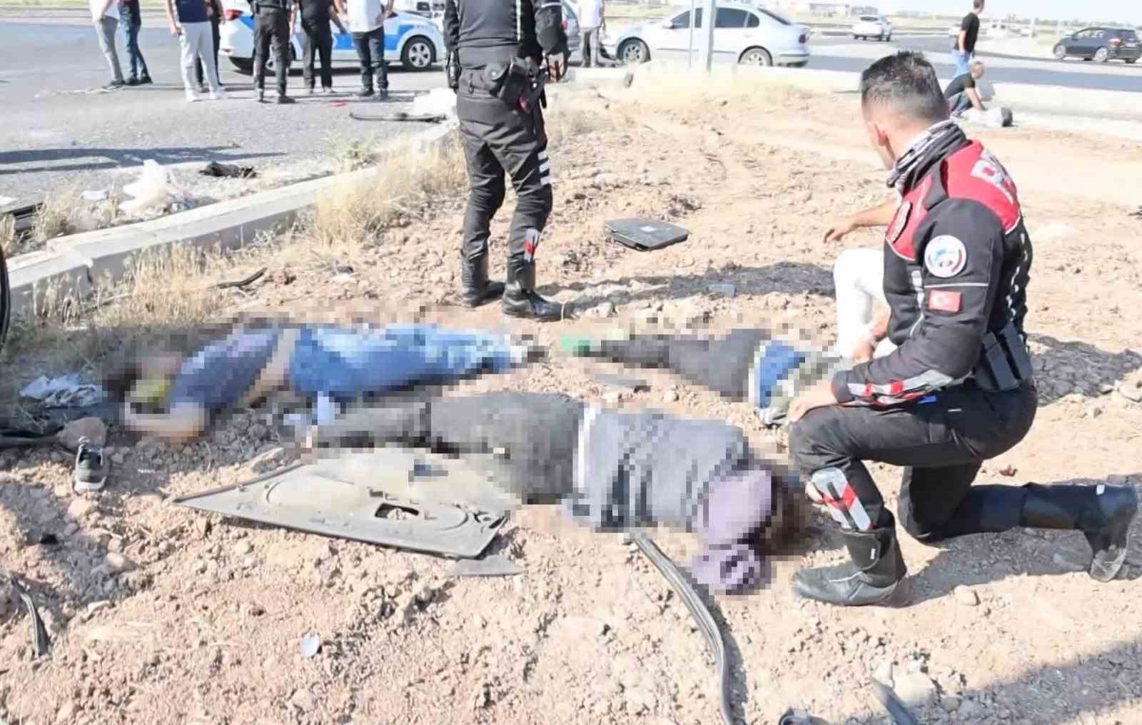 Aksaray&rsquo;da hafif ticari ara&ccedil;la otomoblin &ccedil;arpıştığı kazada ilk belirlemelere g&ouml;re 1 kişi &ouml;ld&uuml; 8 kişi de yaralandı. Yaralıların ref&uuml;je savrulduğu olay yerinde saglık ekipleri zamanla yarışırken, yaralılar ambulanslarla hastaneye kaldırılıyor.
