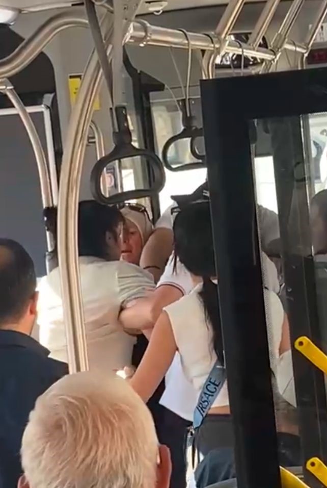 Otobüste tesettürlü kadına hakaret: Arbede yaşandı
