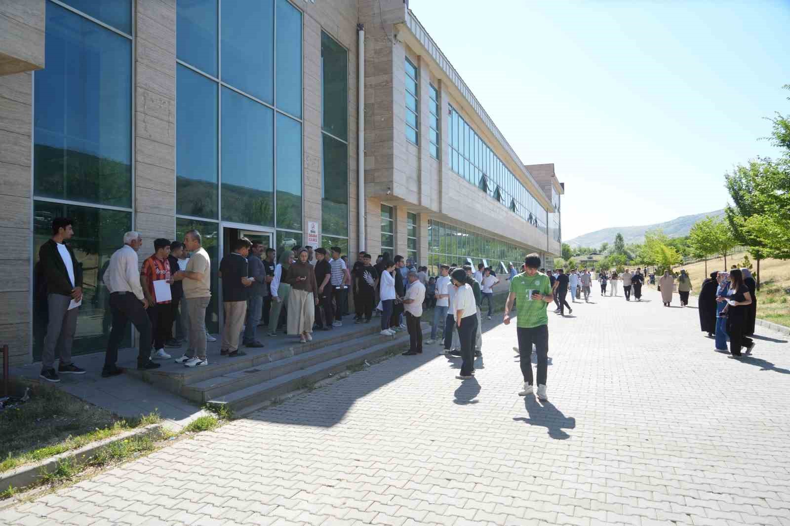 Muş’ta YKS’nin ikinci oturumu AYT başladı