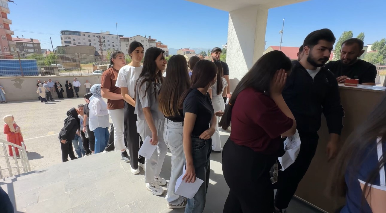 Yüksekova’da YKS’nin ikinci oturumu başladı
