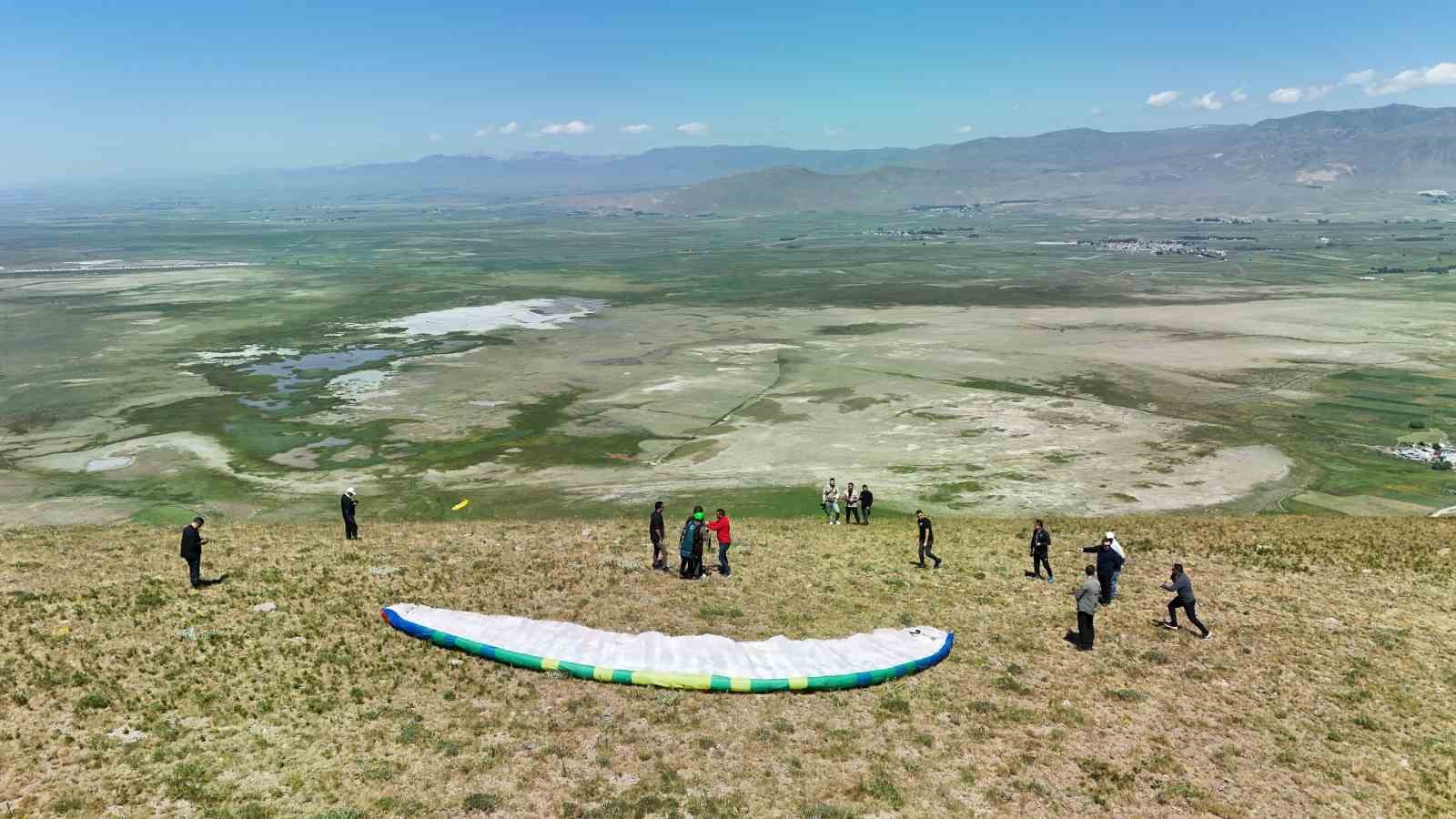 Adrenalin tutkunu Erzurum Valisi Mustafa Çiftçi, bu defa yamaç paraşütüyle zirveden uçtu
