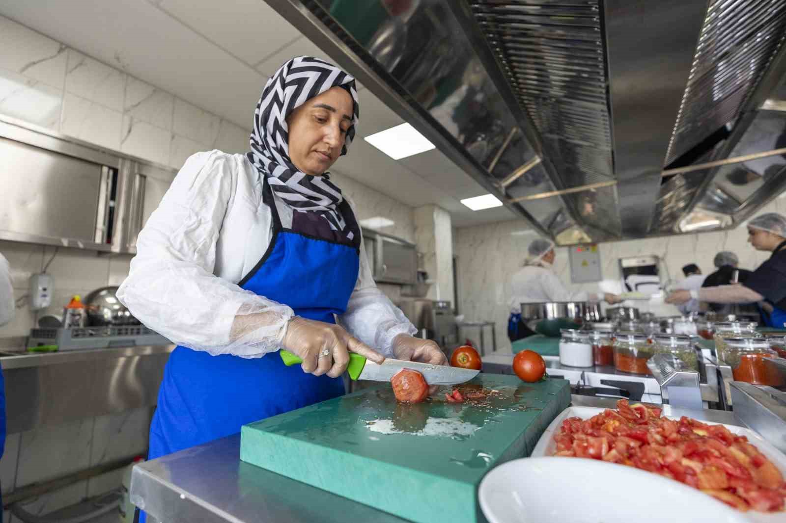 Mersin’de sofralara lezzet katacak aşçılar yetişiyor
