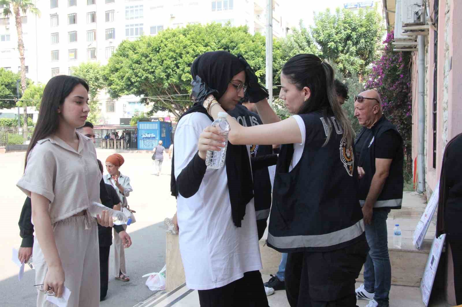 Bu kez geç kalan olmadı: Mersin’de YKS’nin ikinci oturumu AYT başladı
