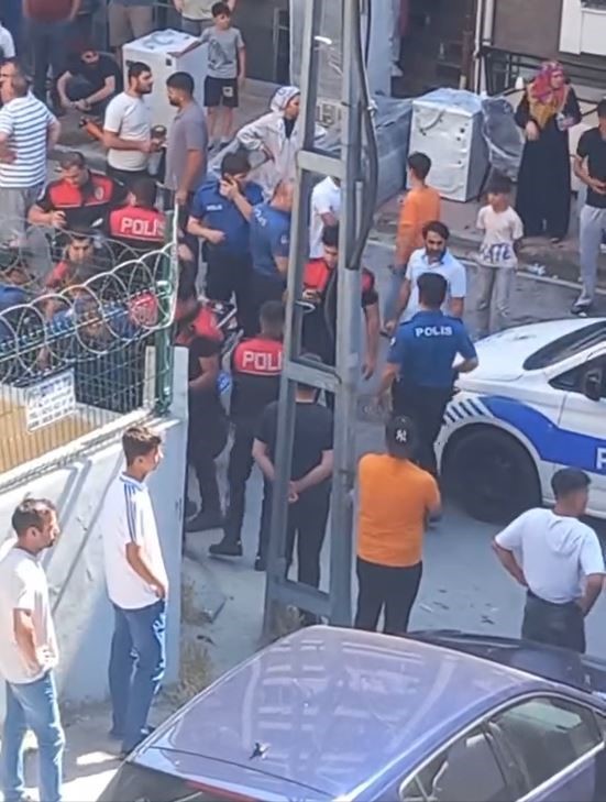 Esenyurt’ta şüphe üzerine polisin durdurduğu şahıs ve ailesi ortalığı karıştırdı: O anlar kamerada
