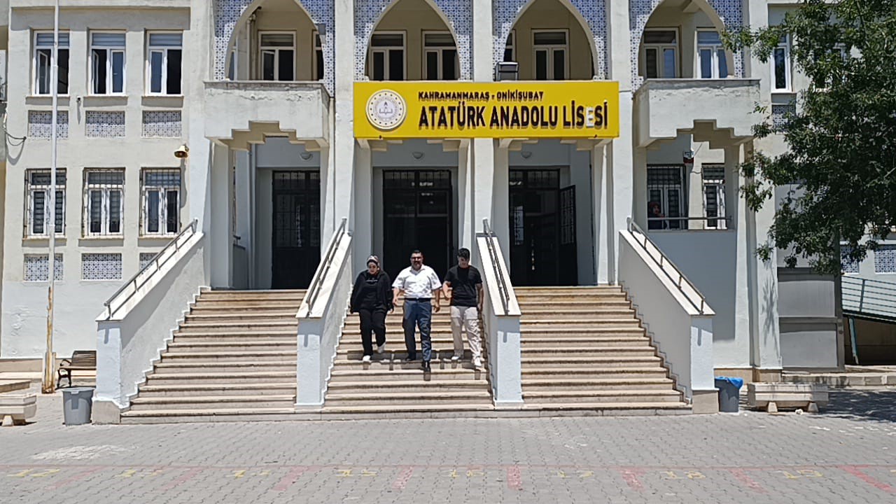 6 üniversite bitiren baba, kızıyla aynı sınıfta, oğluyla aynı okulda sınava girdi
