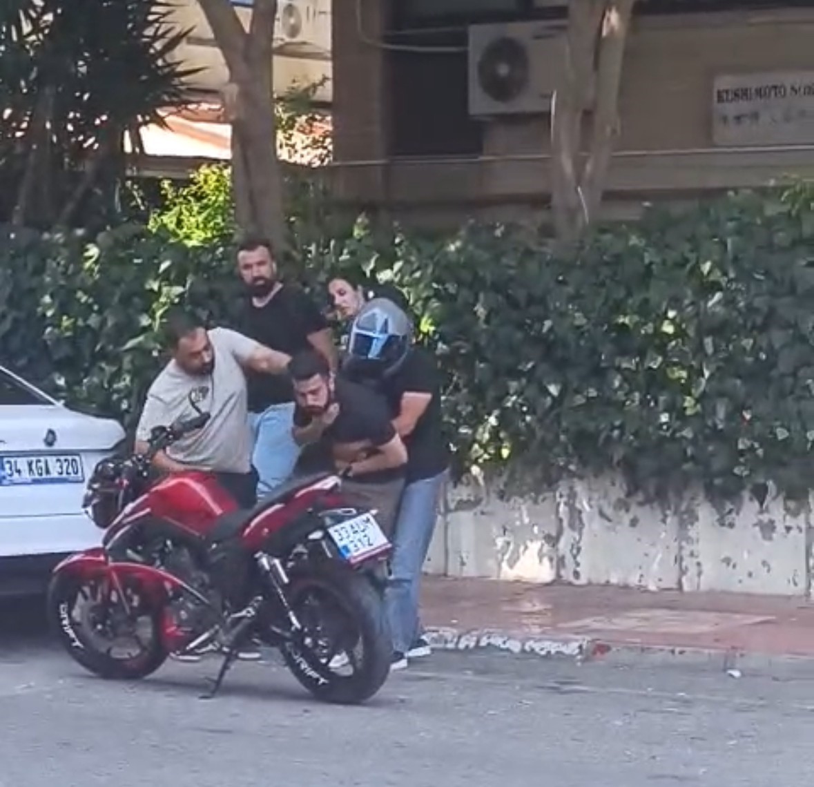 Boğazına şeker kaçan vatandaş Heimlich manevrasıyla hayata tutundu
