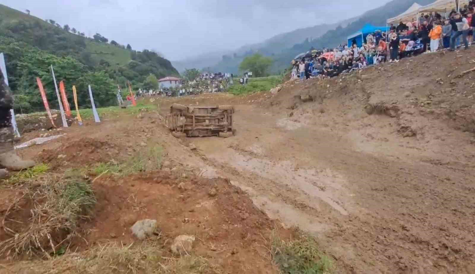 Rize’deki off-road yarışlarında takla atan araç yürekleri ağıza getirdi
