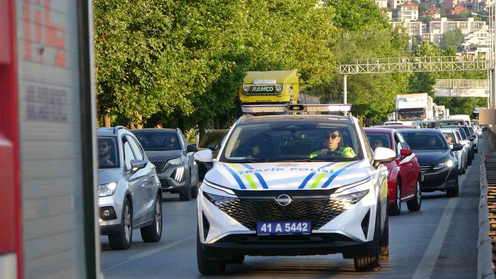 Yeni alınan araca kamyon çarptı: 1 yaralı
