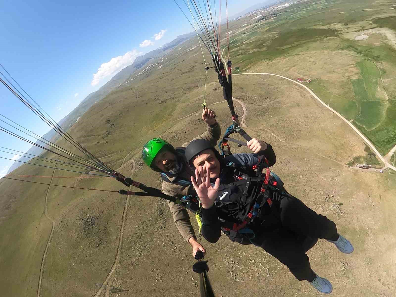 Adrenalin tutkunu Erzurum Valisi Mustafa Çiftçi, bu defa yamaç paraşütüyle zirveden uçtu