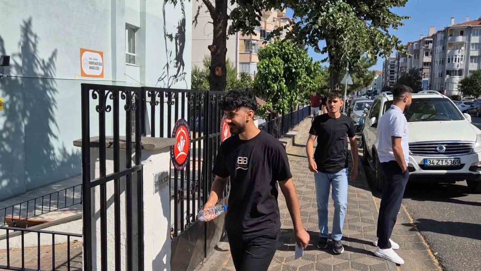 Sınava son dakika koşarak yetiştiler