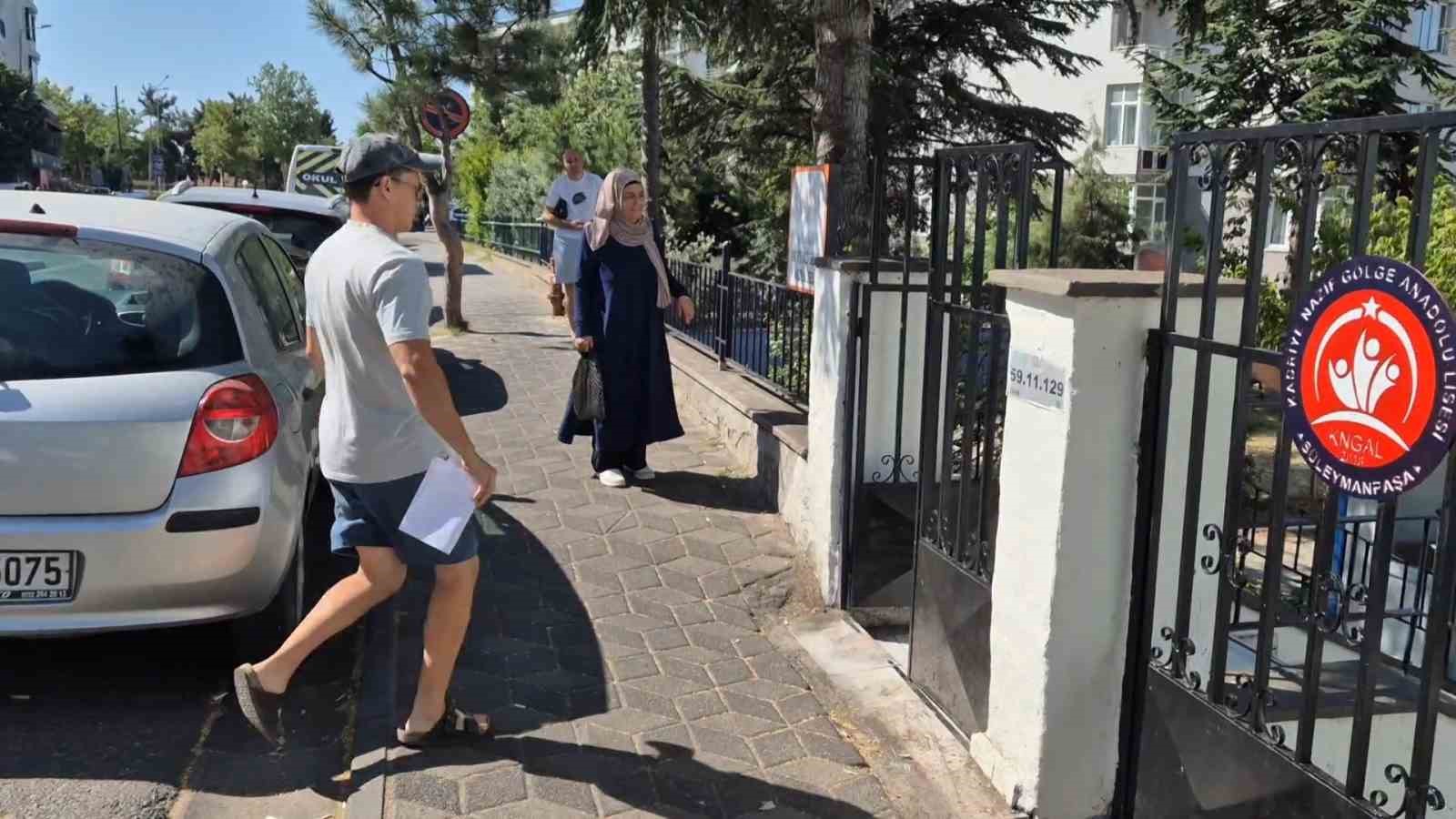 Sınava son dakika koşarak yetiştiler
