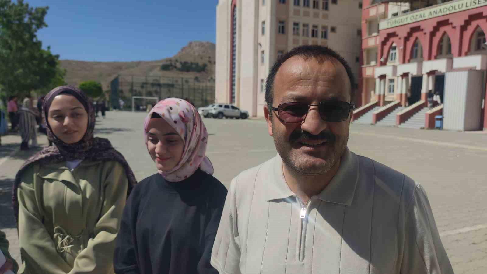 İkiz kardeşler kızlarıyla birlikte YKS&rsquo;ye girdi
