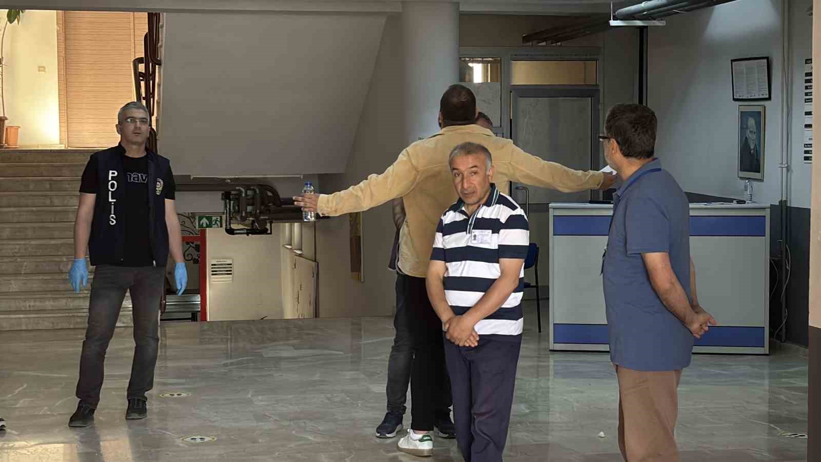 İkinci oturum i&ccedil;in adaylar ter d&ouml;kt&uuml;, aileler dualarla bekledi
