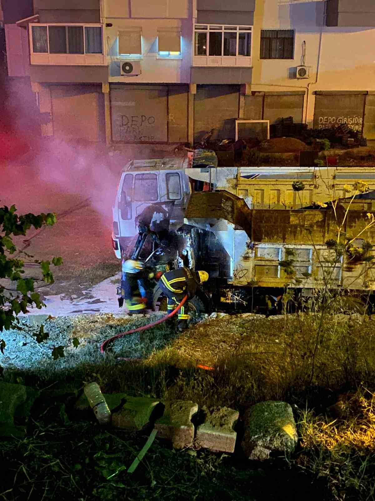Gazipaşa&rsquo;da park halindeki kamyon alev alev yandı
