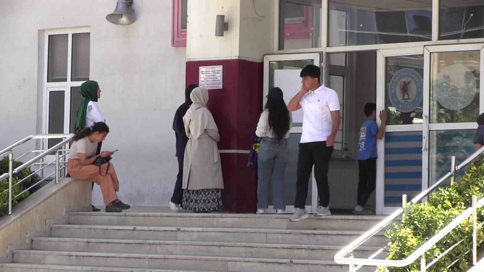 AYT heyecanı başladı: Aileler dışarıda, &ouml;ğrenciler i&ccedil;eride ter d&ouml;k&uuml;yor
