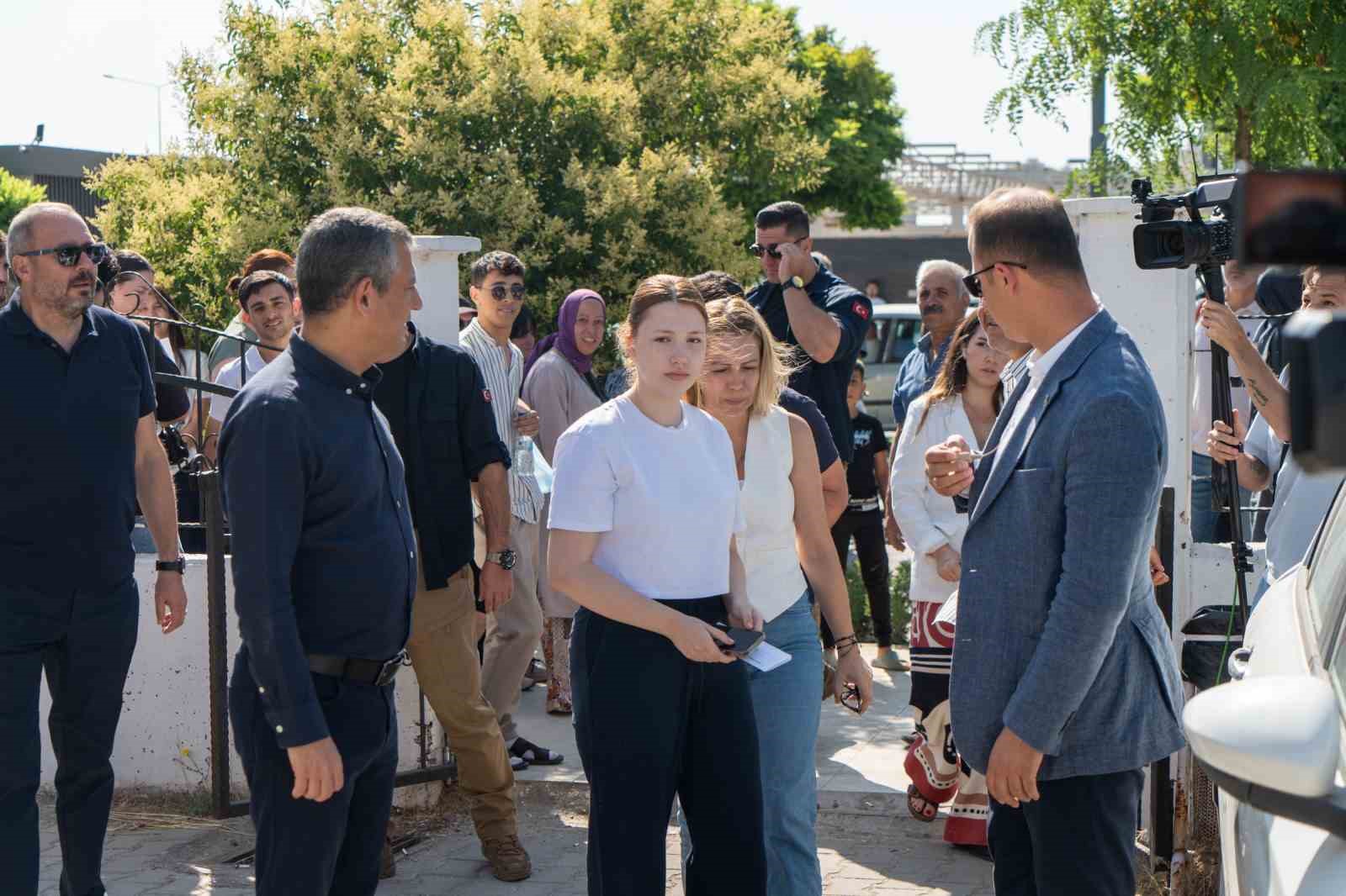 CHP lideri Özel, Başkan Zeyrek’in kızını YKS’nin ikinci oturumunda da yalnız bırakmadı