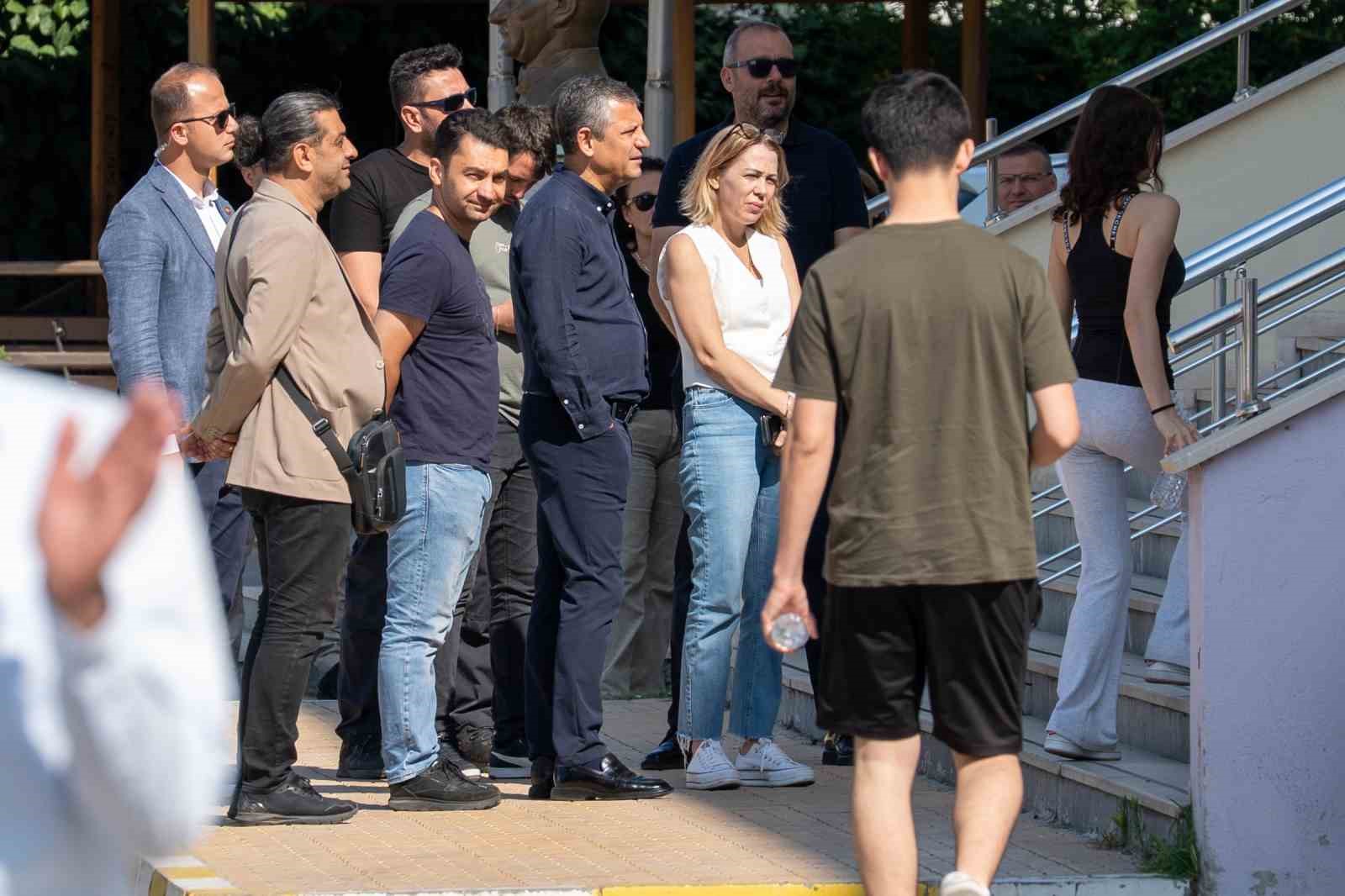 CHP lideri &Ouml;zel, Başkan Zeyrek&rsquo;in kızını YKS&rsquo;nin ikinci oturumunda da yalnız bırakmadı
