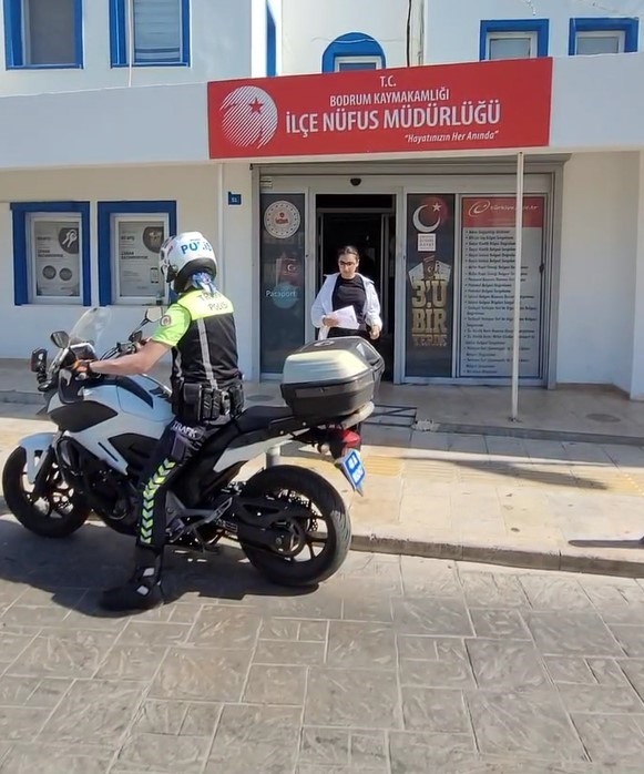 Kimliğini unutan &ouml;ğrenciye polis yetişti, sınava dakikalar kala girebildi
