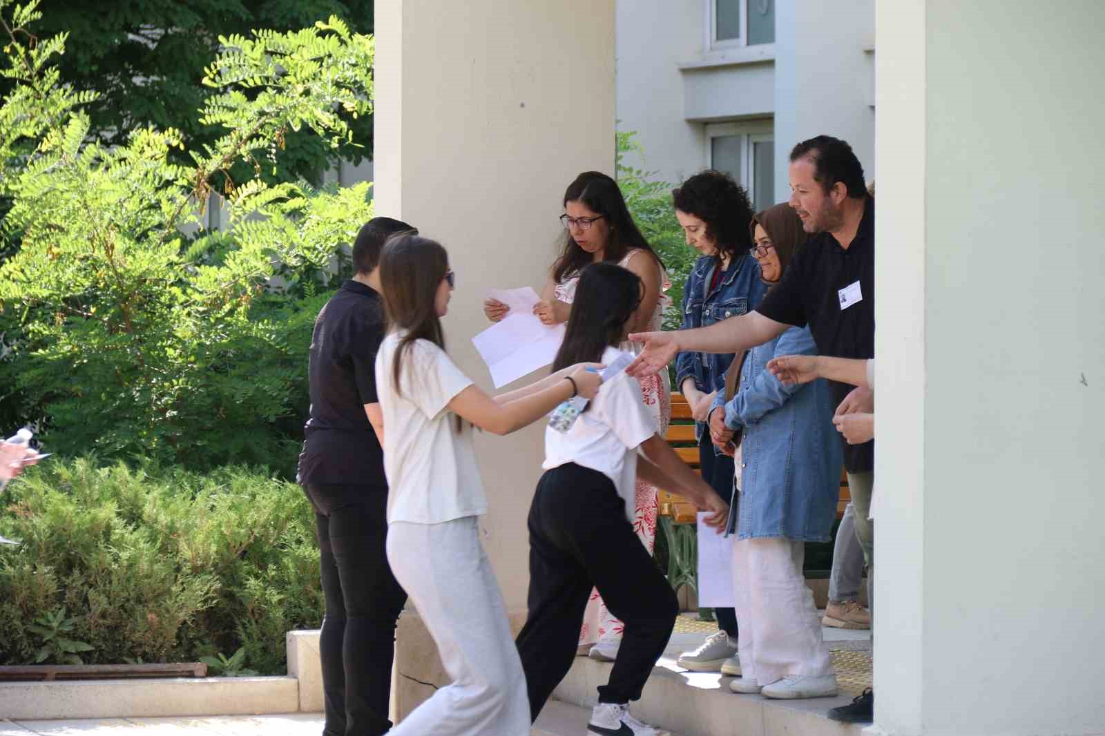 Eskişehir&rsquo;de adayların bazıları AYT sınavına son anda yetişti
