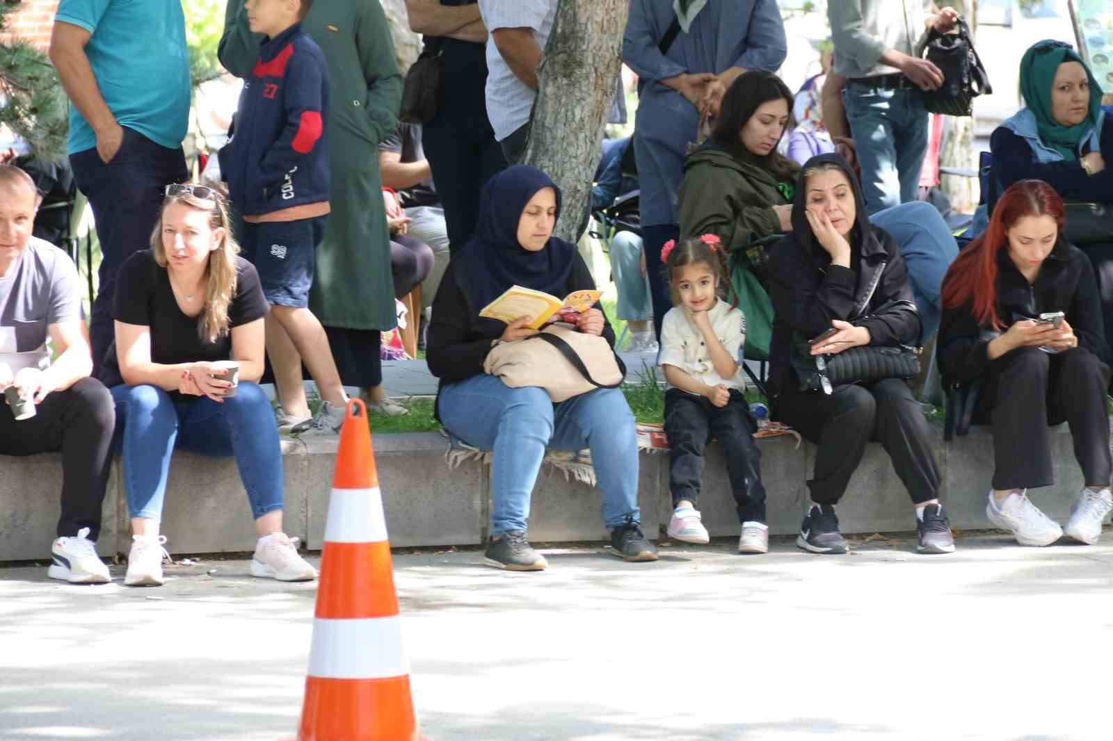 Öğrenciler sınfta ter döktü veliler dışarıda dua etti