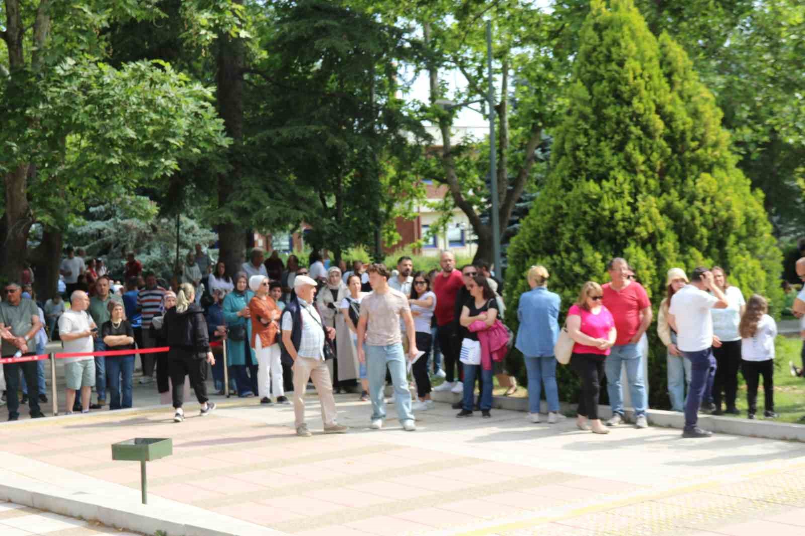 &Ouml;ğrenciler sınfta ter d&ouml;kt&uuml; veliler dışarıda dua etti
