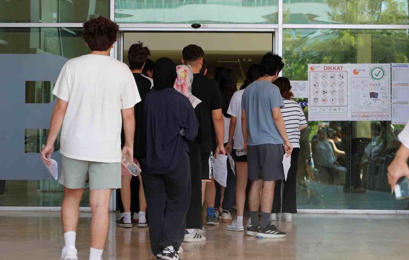 Sınava son saniyede yetişti, binaya velilerin alkışları eşliğinde girdi