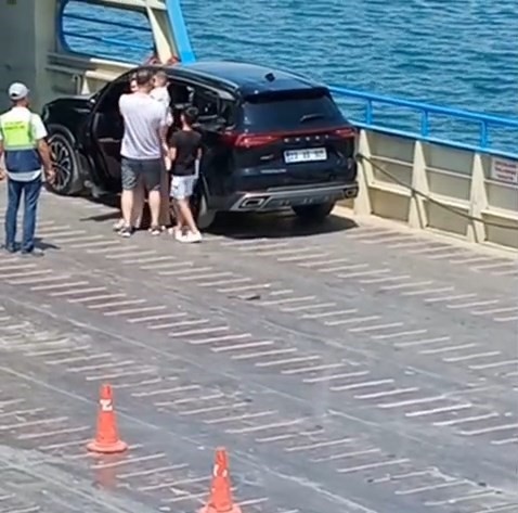 Anahtar aracın i&ccedil;erisinde kalınca, &ccedil;ocuğa bir saat dil d&ouml;kt&uuml;ler
