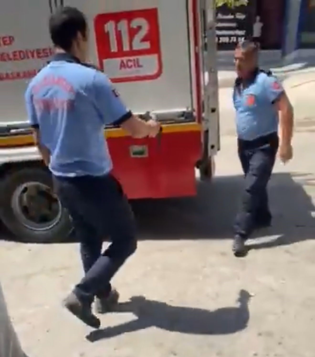 Tele takılan kuşu itfaiye kurtardı
