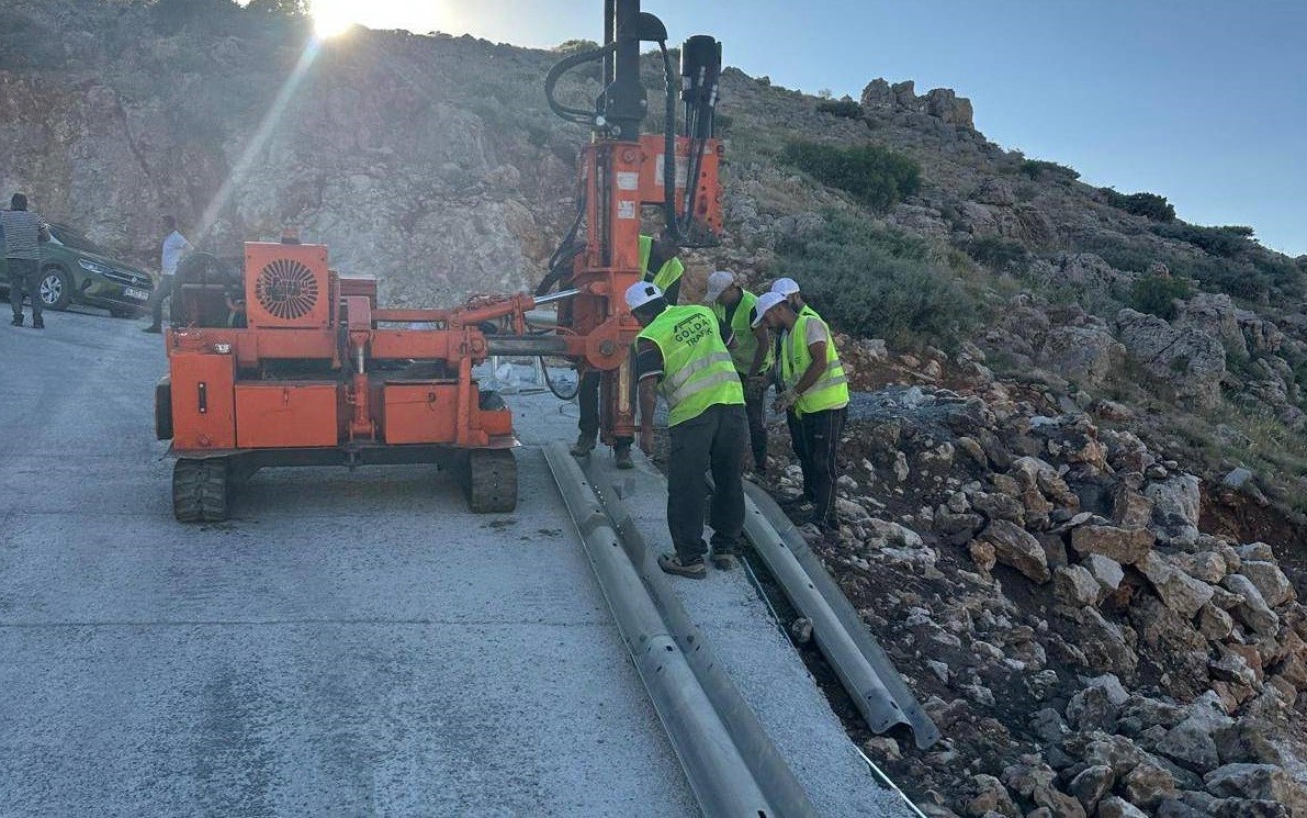 Cudi Dağı Sefine yoluna oto korkuluk